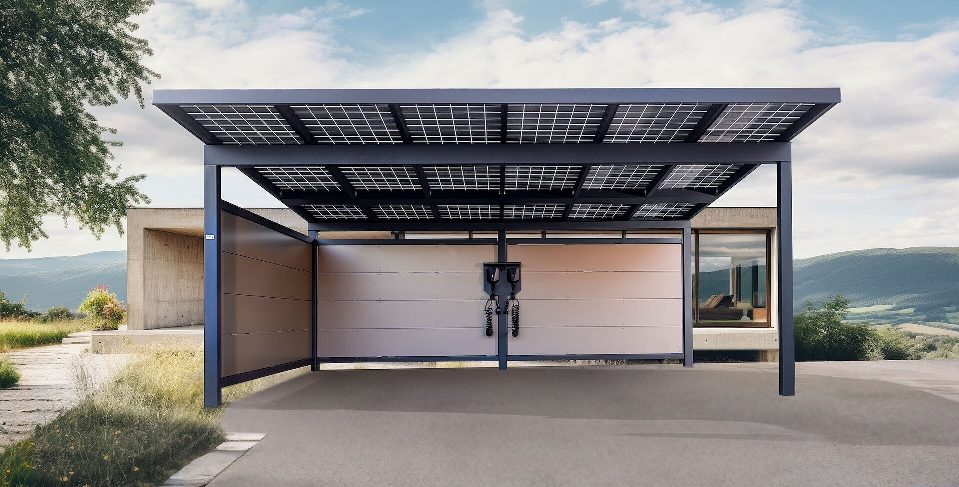 Frontansicht: Zwei Autos stehen unter einem Doppelcarport mit Solarmodulen
